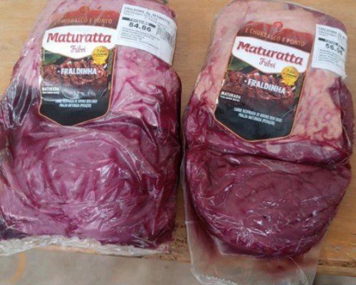 Homem é preso após ser flagrado escondendo peças de carne debaixo da roupa em hipermercado