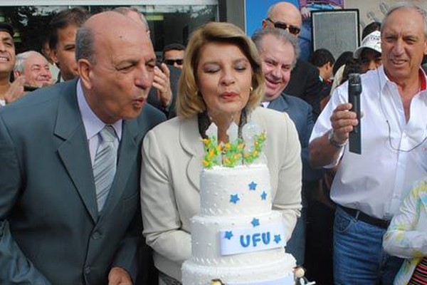Patos de Minas comemora 119 anos com bolo de aniversário gigante e sessão cívica
