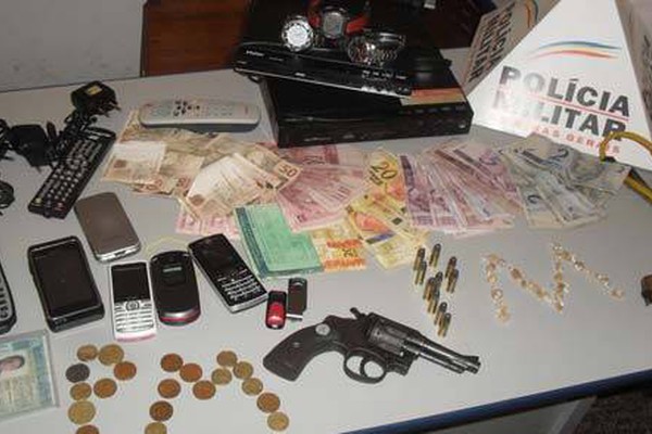 Homem é preso em Serra do Salitre com arma, drogas, muito dinheiro e diversos materiais