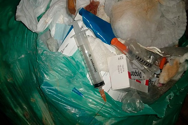Mais um gari é ferido em Patos de Minas ao recolher lixo com seringas de clínica odontológica