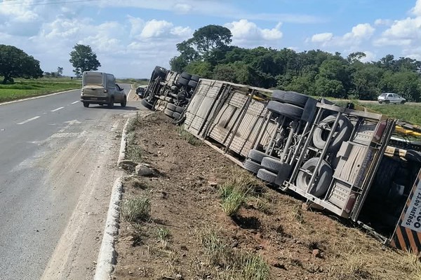 Caminhão-cegonha com 21 veículos tomba às margens da BR-146, no Trevo de Brejo Bonito