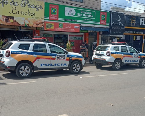 Criminosos armados assaltam joalheria no centro de Patos de Minas; veículo foi apreendido