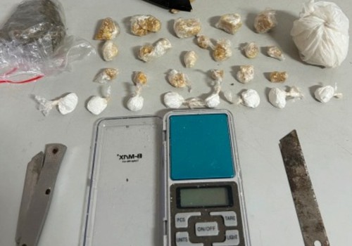 Homem tenta fugir pelo telhado ao ver policiais, mas acaba preso com diversas drogas após se esconder em banheiro