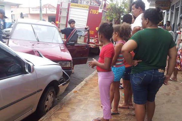 Motorista se sente mal, atravessa contramão e bate em carro estacionado na Av. Brasil