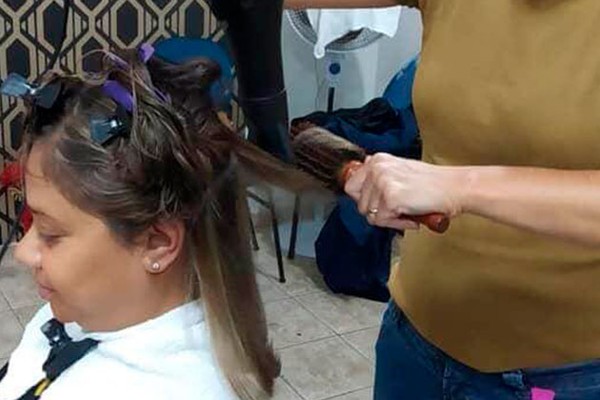 CNI faz promoção volta às aulas com cursos de cabeleireiro profissional e manutenção de celulares 
