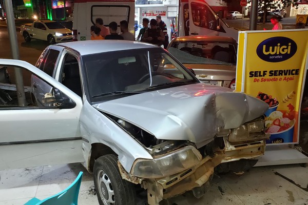 Carros vão parar dentro de sorveteria em acidente com três veículos na Praça Antônio Dias