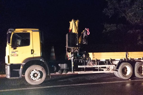 PM apreende caminhão furtado na BR365 e prende jovem na BR146, em Serra do Salitre