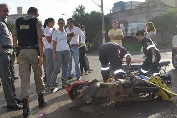 Acidente entre carro e moto deixa motociclista ferida na avenida Padre Almir