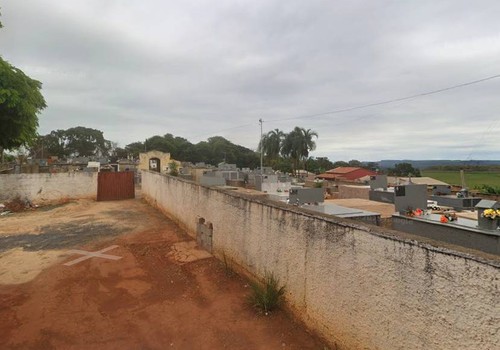 Polícia tenta desvendar mistério de ossada humana encontrada ao lado de cemitério em Varjão de Minas