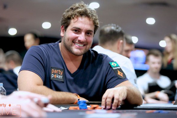 João Simão, o mineiro que brilha no poker online
