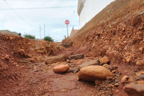 Valeta de dois quarteirões sem conclusão deixa moradores revoltados no bairro Barreiro