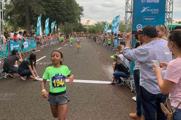 Garotinha de 8 anos vence 15 corridas em diversas cidades e vira destaque no atletismo 