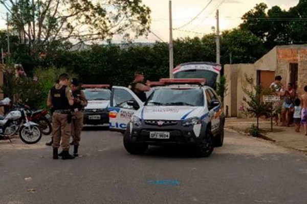 Motociclista acaba preso após tentar fugir e atingir viatura da PM, moto e lixeira em Patos de Minas