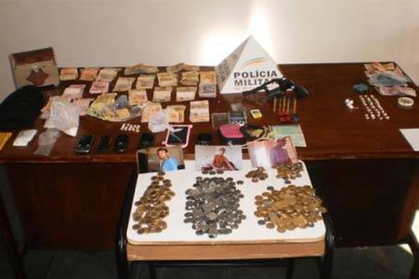 PM apreende drogas, arma de fogo, dinheiro e materiais de receptação em São Gotardo