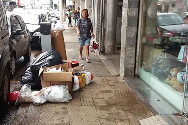 Centro de Patos de Minas fica sem coleta e calçadas amanhecem tomadas por sacos de lixo