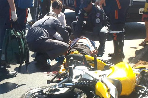 Ciclista fica gravemente ferido ao tentar atravessar a avenida JK e ser atingido por motociclista