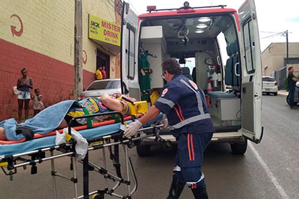 Mulher de 57 anos tem que ser socorrida após ser atropelada em Patos de Minas