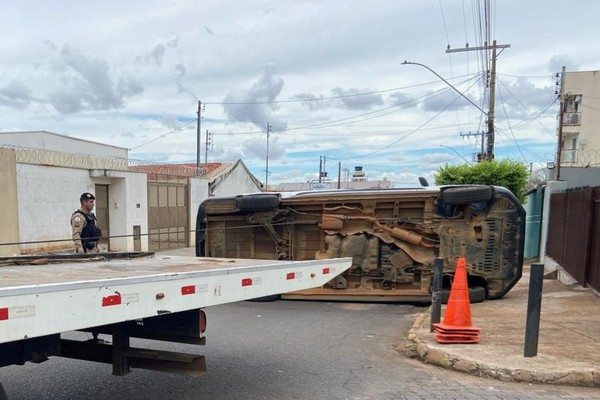 Van para tombada após ser atingida por carro, no Vila Garcia; Duas pessoas ficaram feridas