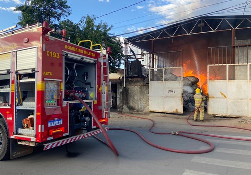 Incêndio atinge depósito de materiais recicláveis no centro de Patos de Minas