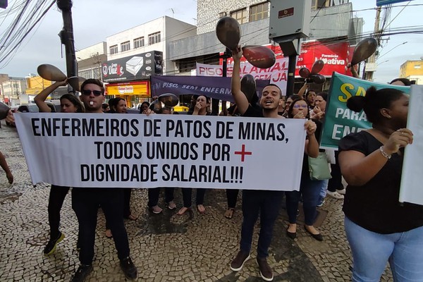 Reivindicando piso salarial e melhores condições de trabalho, enfermeiros realizam protesto em Patos de Minas