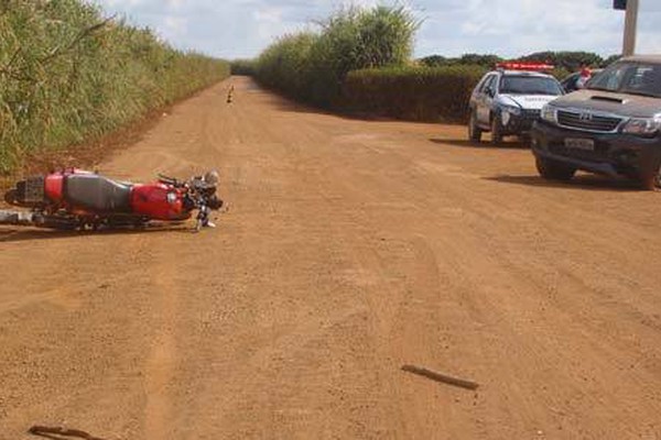 Motociclista morre após bater de frente com caminhonete em estrada vicinal