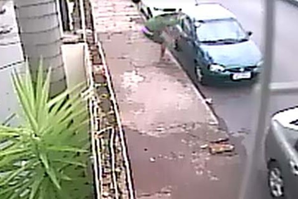 Câmera de segurança flagra ladrão arrombando carro em plena luz do dia em Patos de Minas