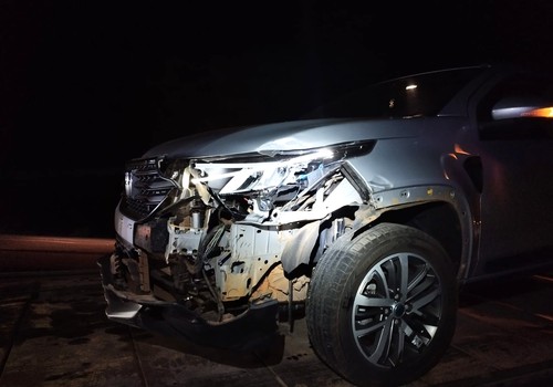 Motorista de picape inicia manobra pra sair do acostamento e atinge caminhonete na BR365