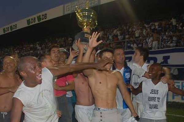 URT faz 3 a 0 no Democrata e comemora o título de Campeão Mineiro do Módulo II