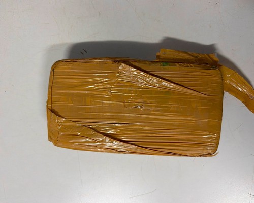 Motorista tenta fugir da PM, bate em monte de areia e é preso com barra de crack em Patos de Minas