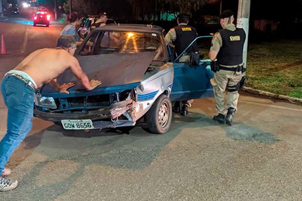 Motorista com sinais de embriaguez se envolve em acidente e acaba preso em Patos de Minas