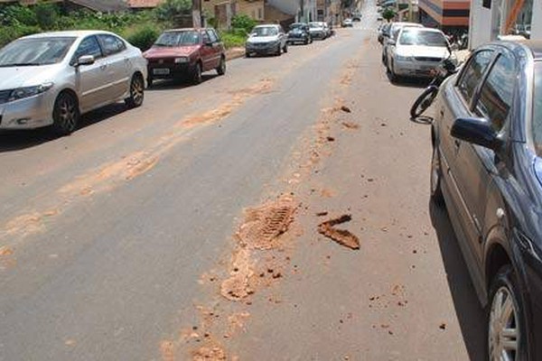 Desrespeito: caminhões de transporte continuam sujando ruas de Patos de Minas