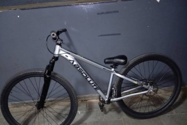 Jovem anuncia venda de bicicleta furtada no Facebook e acaba preso após vítima levar a PM para fazer a compra