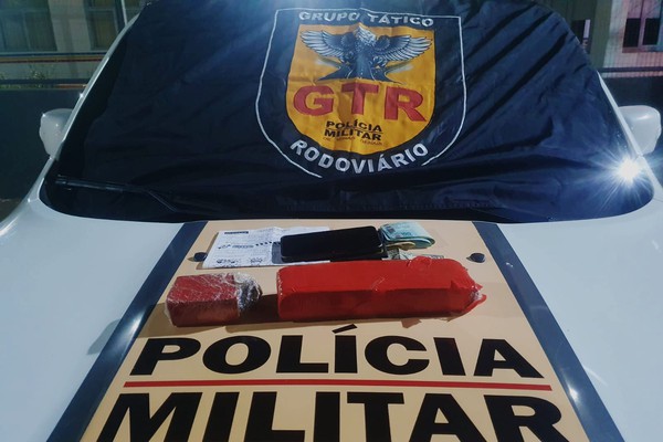 Motorista que comprou droga em Patos de Minas é preso com barras de maconha na BR 352 após policiais sentirem cheiro da droga