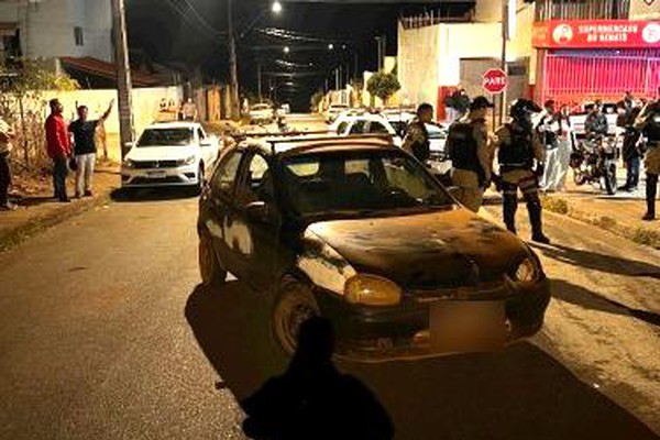 Motorista que mal conseguia parar de pé bate em carro estacionado e dois homens acabam presos em Patos de Minas