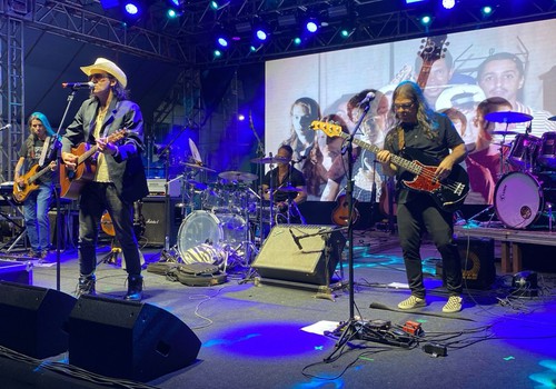 O Gabba canta o hit “Coração de Silicone” na Fenapraça e levanta o público; veja ao vivo