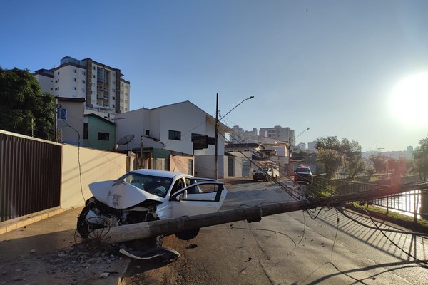 Motorista perde o controle da direção e arranca poste de iluminação na avenida Fátima Porto