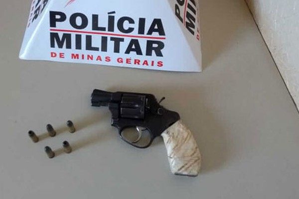 Indivíduos assaltam supermercado de Carmo do Paranaíba e esquecem revólver carregado em prateleira
