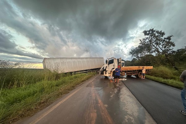 Carreta sai da pista e é atingida por caminhão na MGC-354, em Presidente Olegário