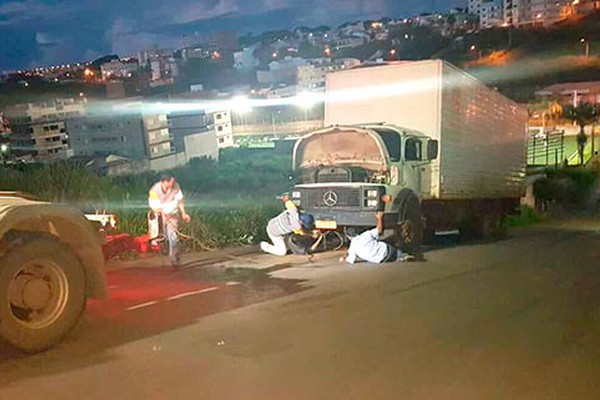 Caminhão fica preso em morro de avenida e causa um grande transtorno a motoristas