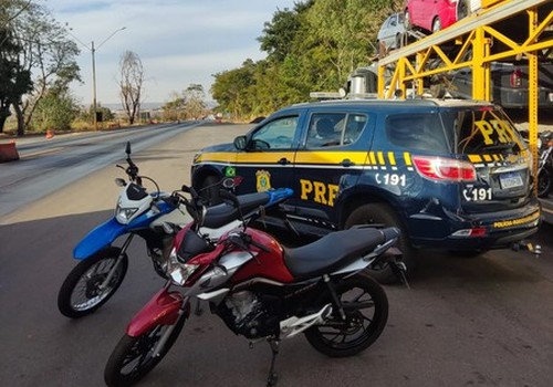 PRF recupera motocicletas furtadas sendo transportadas em cegonha, em Patos de Minas