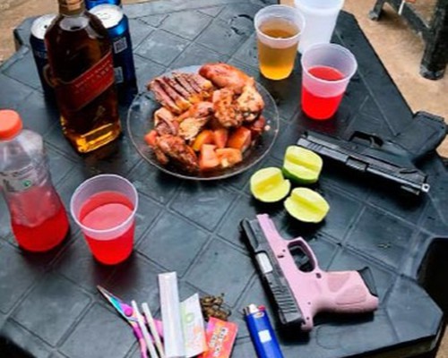 "Ostentação" de armas e drogas nas redes sociais termina com família presa em Patos de Minas