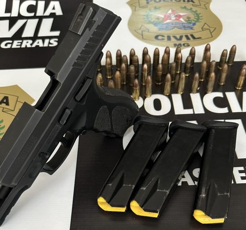 Polícia Civil prende homem que atirou na própria mulher em São Gonçalo; pistola foi apreendida