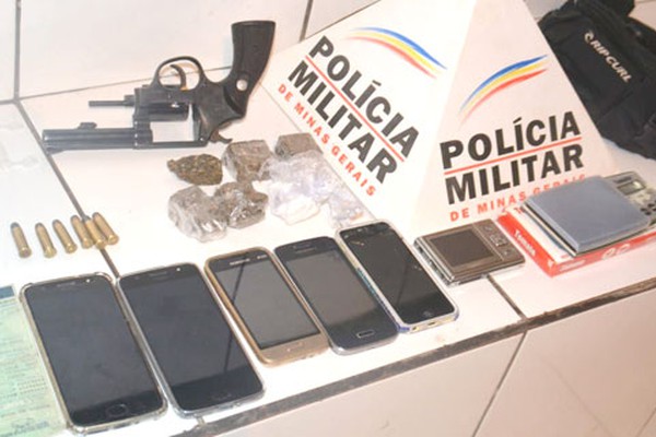 Jovens são presos com arma de fogo, celulares e drogas em Patos de Minas