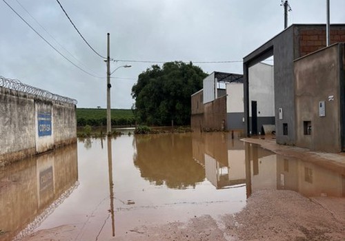 Tempestade causa alagamentos e prejuízos no Centro de Carmo do Paranaíba