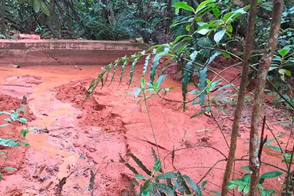 Bolsão de água se rompe, enche nascente de barro e compromete abastecimento de água em Rio Paranaíba