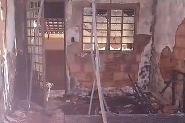 Polícia procura homem que teria provocado incêndio que destruiu casa de ex-namorada, em Carmo do Paranaíba