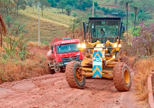 MGC-352 amanhece tomada pelo barro e motoristas precisam ser arrastados por tratores