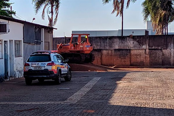 Motor de veículo no Barracão da Prefeitura de Patos de Minas desaparece e PM é acionada