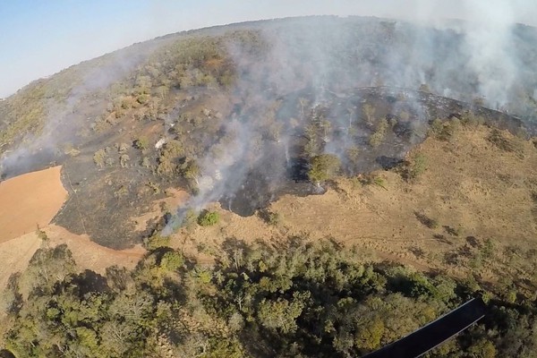 Imagens aéreas mostram múltiplos focos de incêndio e o desafio dos bombeiros em Serra Negra