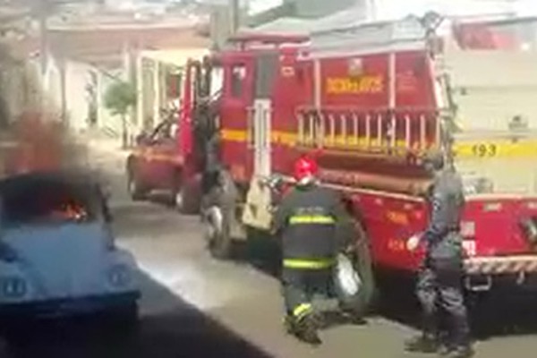 Vídeo feito por moradores do Nova Floresta mostra veículo pegando fogo neste domingo